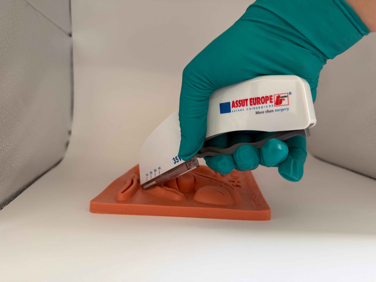 Disposable Skin Stapler – Wide, 35 Staples (Box of 10), Veterinary Use Only